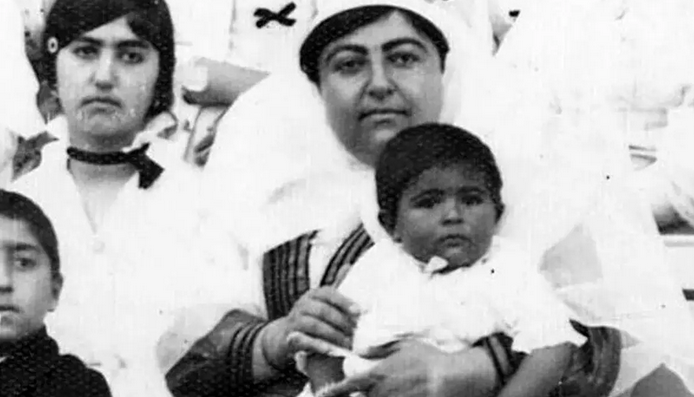 قاجار| مادر احمدشاه و گربه‌اش در باغ