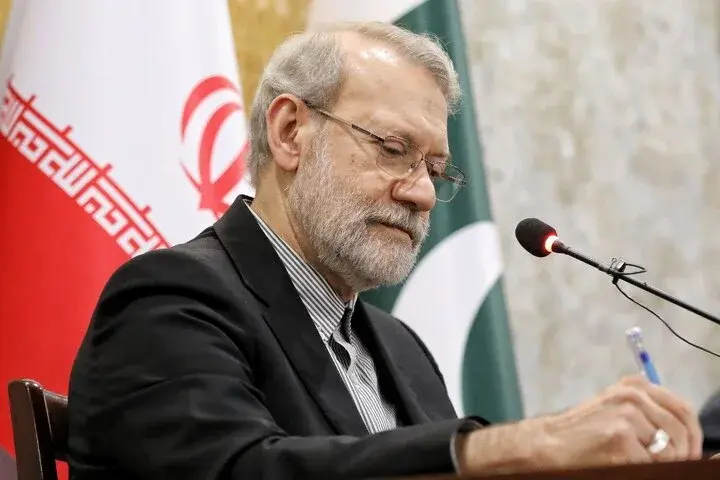 سفر در زمان؛ تصویری از شهید لاریجانی در نجف در حال پذیرایی از زائران در یک موکب