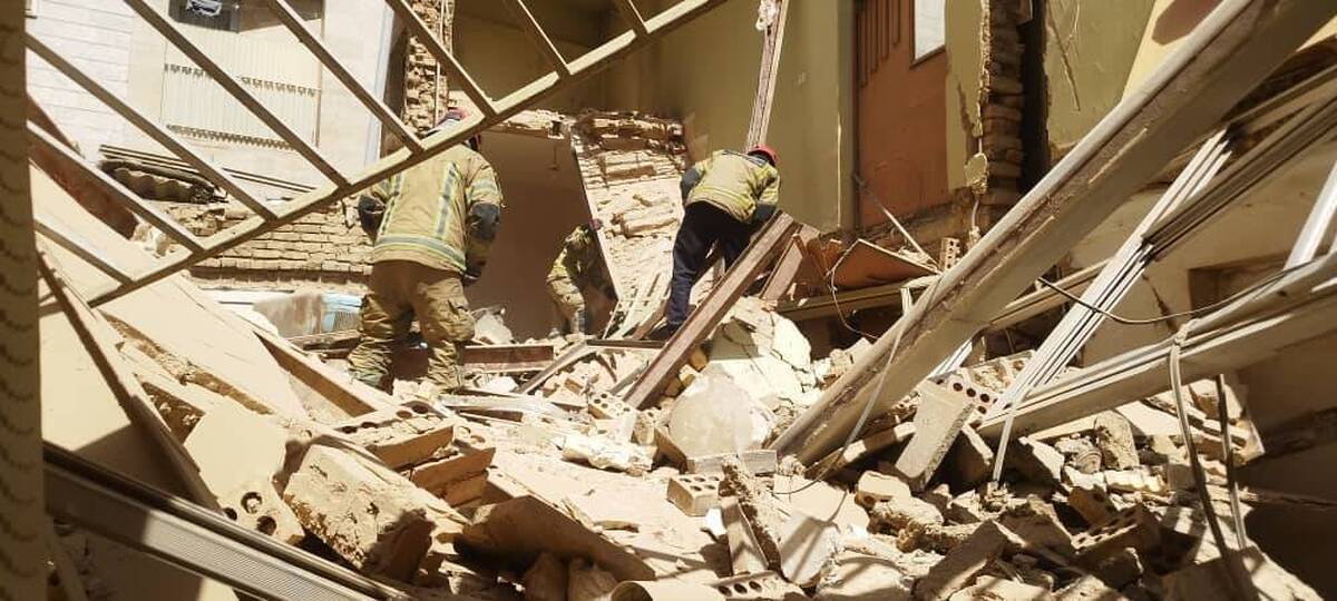 ریزش ساختمان در یافتآباد/ نجات زنده ۴ نفر از زیر آوار