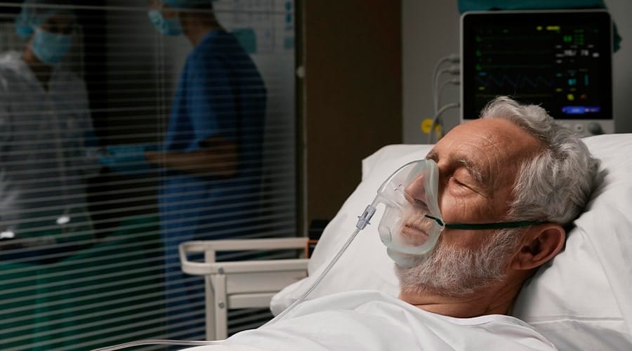 دوبلور مشهور در بیمارستان بستری شد / برایش دعا کنید