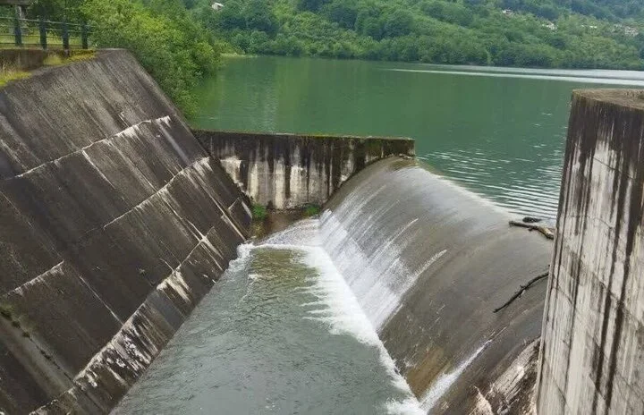 ۲ سد بزرگ ایران سرریز شد/بارشهای اخیرچقدر آب به مخزن این سدها ریخت؟