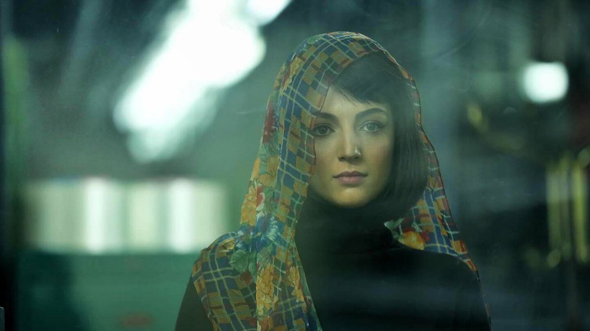 استایل | شیرین تاسیان با سبک مینیمالیسم و گل گلی درخشید