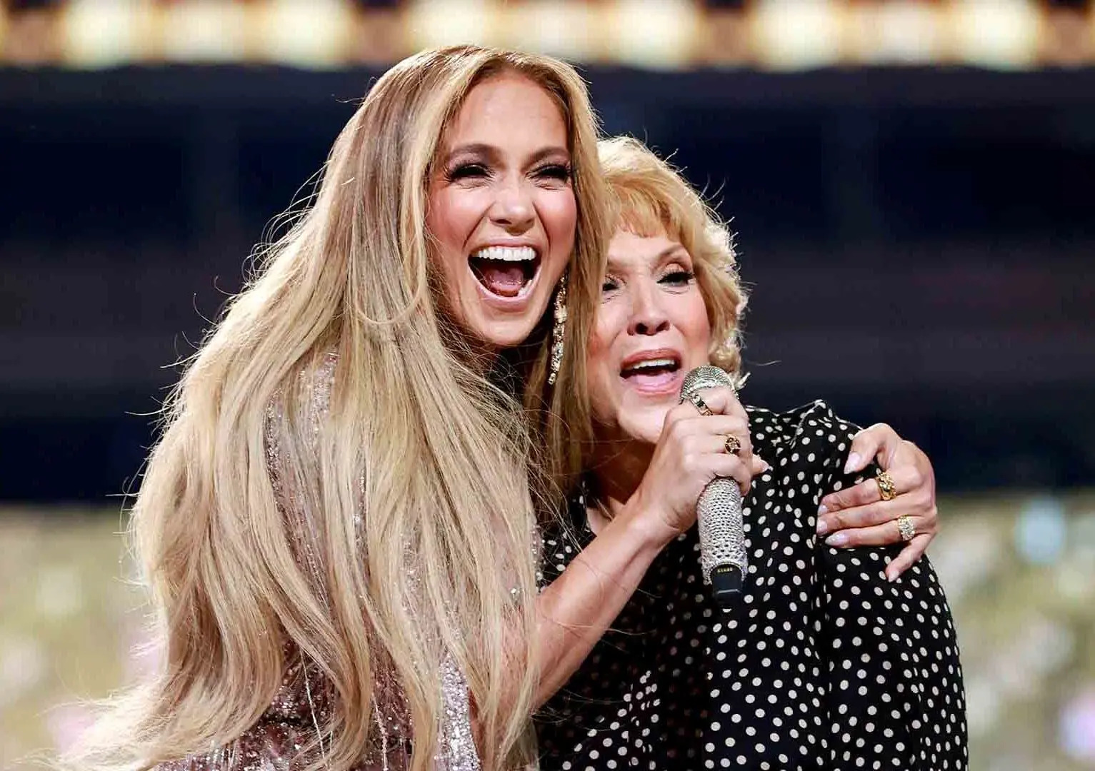 جشن تولد ۸۰ سالگی مادر جنیفر لوپز با کیک سه طبقه باربی