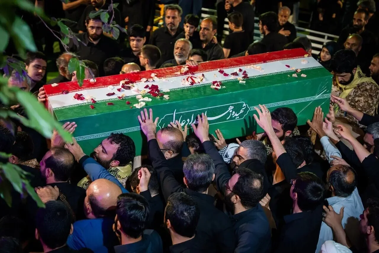 وداع مردم با رهبر شهید در جمکران / آیت‌الله جوادی آملی بر پیکر رهبر شهید نماز خواند