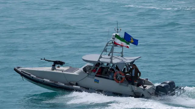 فیلم قایق نیروی دریایی سپاه پاسداران با ناوهای آمریکایی در تنگه هرمز