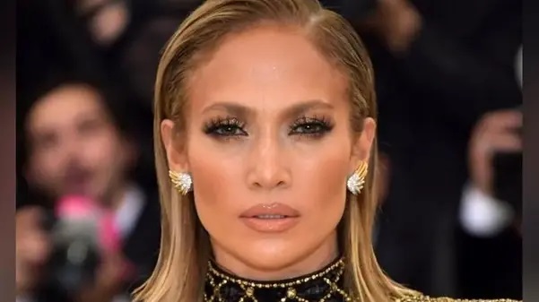 نگاهی به کاخ رؤیایی جنیفر لوپز با دکوراسیون با شکوه و سلطنتی/ از تخت آیینه‌ای اعیانی تا حمام کتابخانه‌ای!