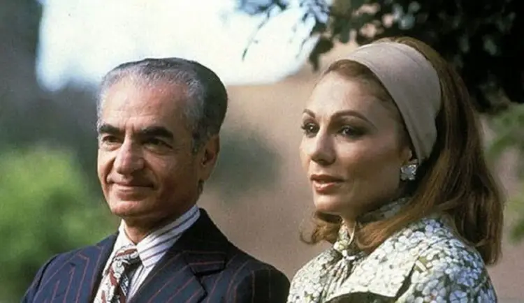 «محمدرضا پهلوی و فرح دیبا» در حال قدم زدن در بانکوک