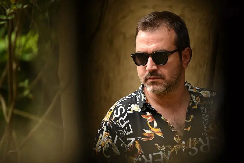 سفر به سال 98 | عکس دیده نشده از جاوید سریال سوجان کنار آناهیتا همتی در خارج سریال