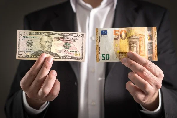 آخرین قیمت دلار و قیمت یورو امروز جمعه ۱ خرداد ۱۴۰۵ / قیمت دلار چه تغییی کرد؟
