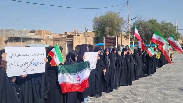 زنجیره های انسانی در ایران برای محکومیت تهدیدات ترامپ در حمله به پل‌ها و نیروگاه‌ها