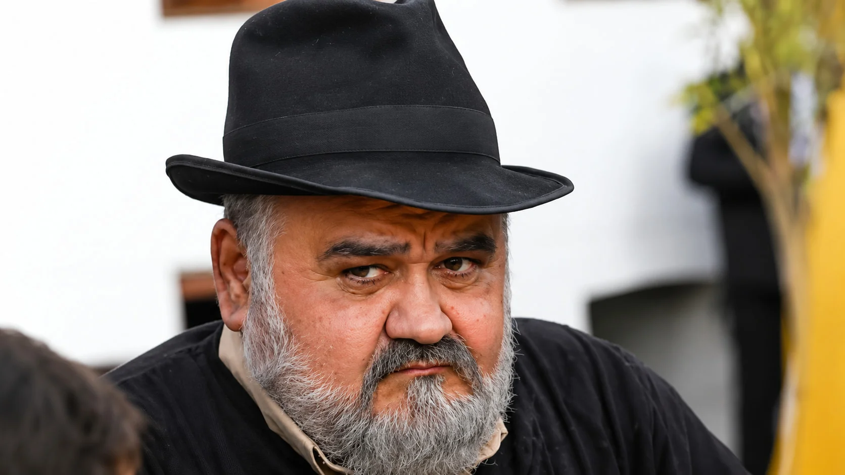 عکس| سفر در زمان؛ «اکبر عبدی» با لباس زنانه در پشت‌صحنه «آدم برفی»