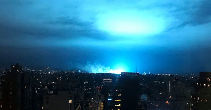 آیا حمله بامداد سه‌شنبه با سلاح لیزری بود؟/ رؤیت نور آبی در آسمان پایتخت در وقت حمله + عکس