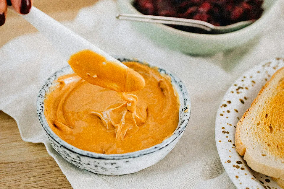 کره بادام زمینی برای صبحانه