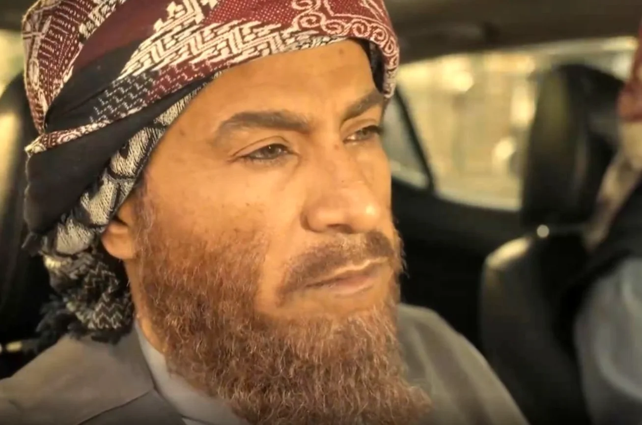 عکس| سفر در زمان؛ «قاضی» سریال بیگانگان با ظاهر متفاوت در تهران؛ سال 1404