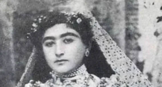 دختر زیبا و باهوش مظفرالدین شاه با دسته گل خاص و لباس عروس شیک در کنار ساقدوش‌ها/ عروسی که زبانزد خاص و عام شد