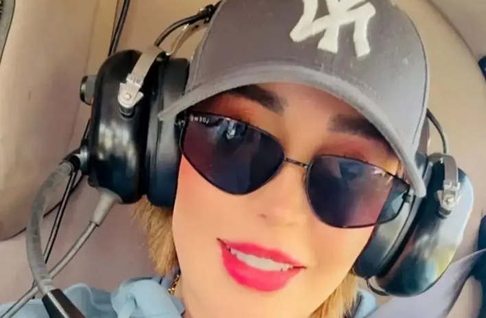 عکس| سارا منجزی‌پور همسر محمد علیزاده در حال خلبانی