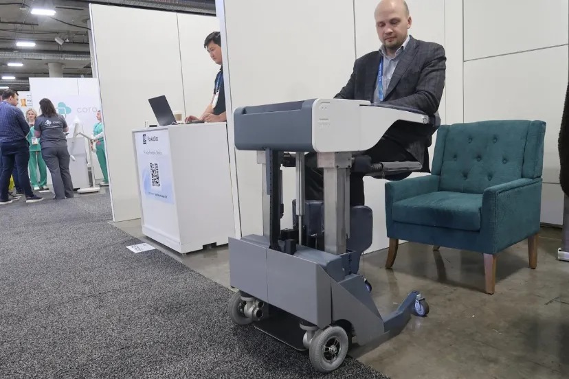 رباتی که بیماران را در آغوش میگیرد و جابهجا میکند