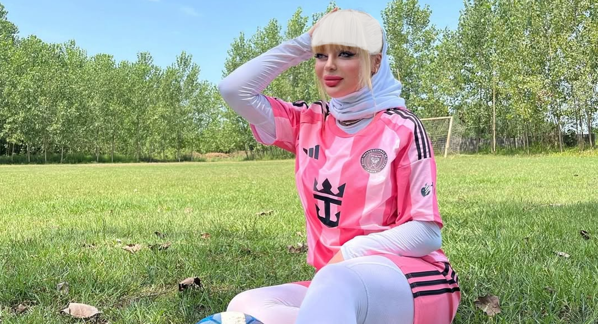 بیوگرافی مونا ثریابین فوتبالیست جذاب با چهره عروسکی