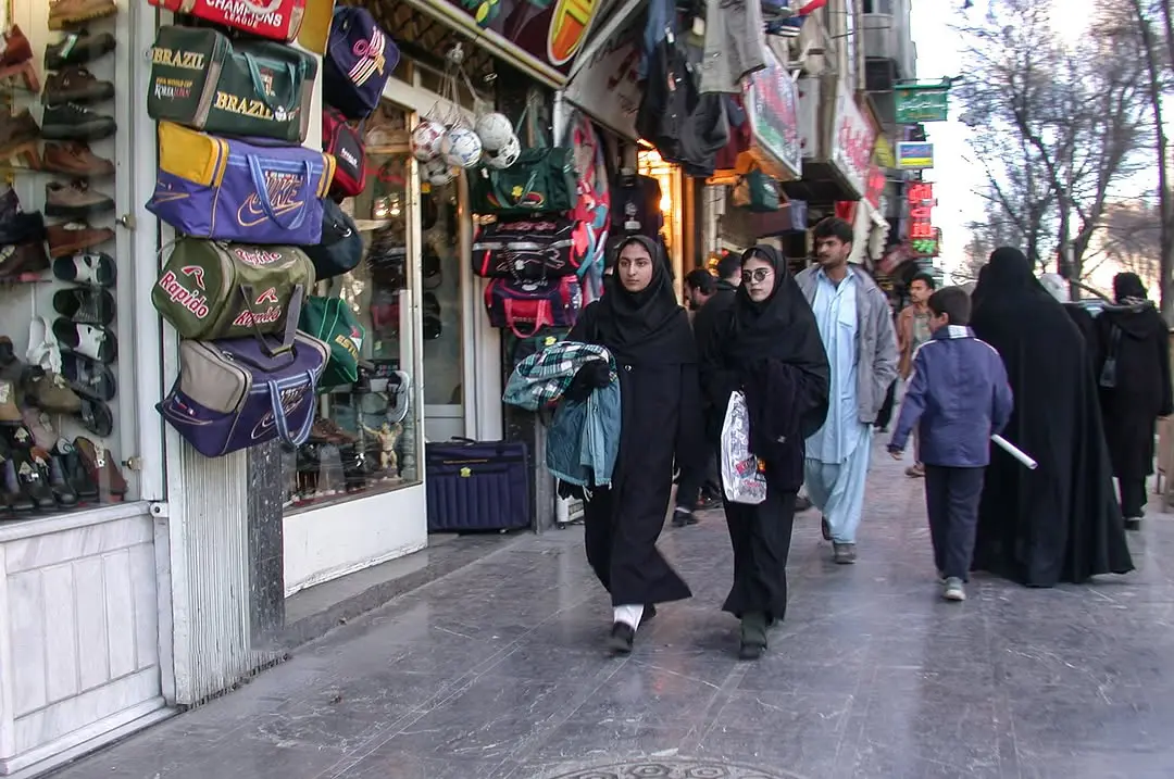 عکس| دختران تهرانی با نوکیا 7610 و دماغ عملی