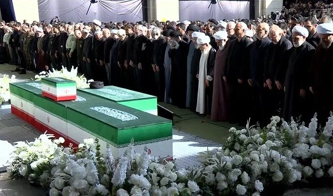 ویدئو| لحظات خروج پیکر رهبر شهید پس از اقامه نماز از مصلی