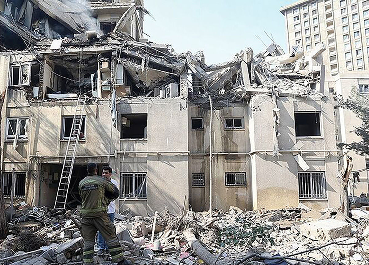 حضور نیروهای انتظامی در کنار ساختمان‌های آسیب دیده + فیلم