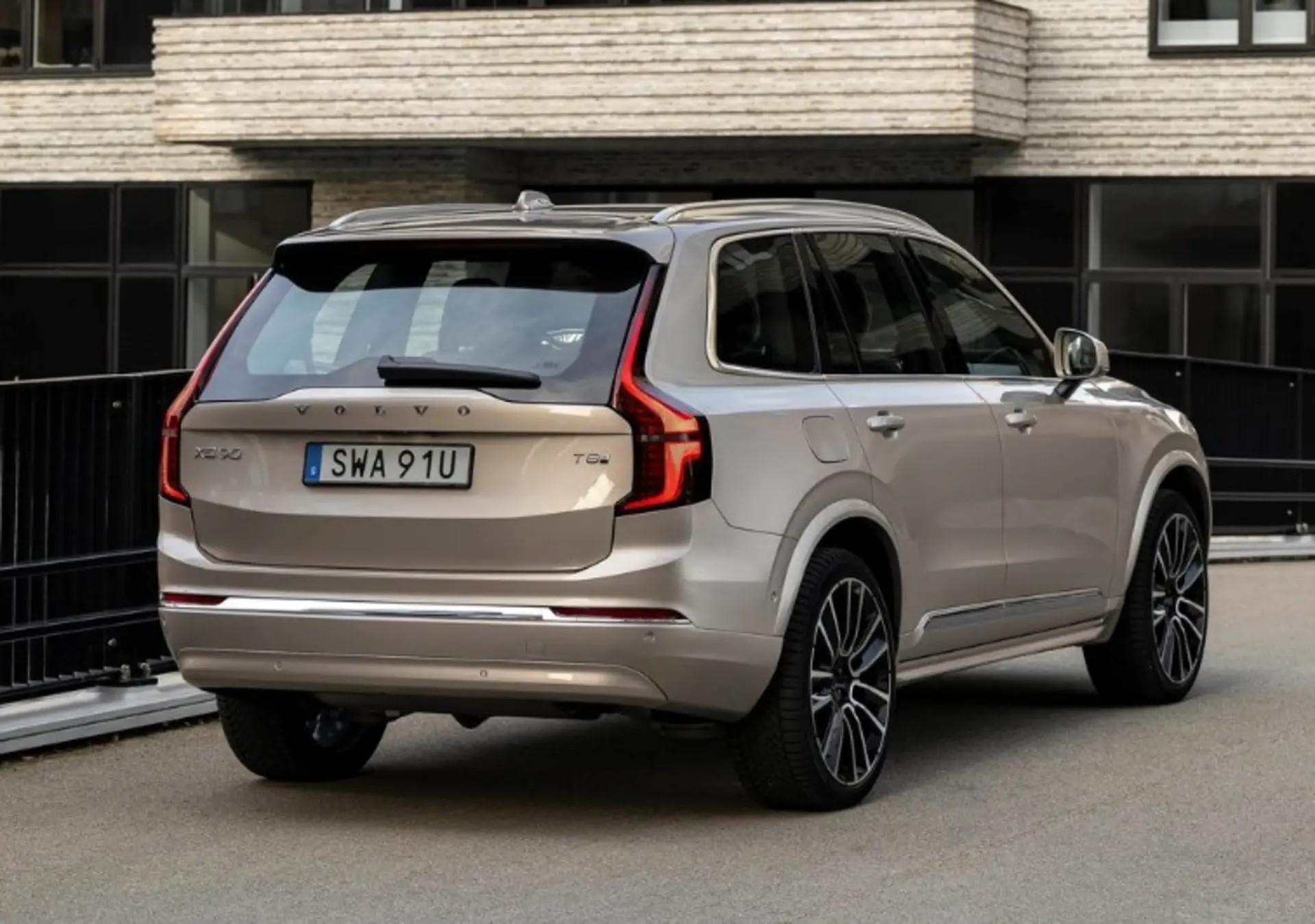   volvo xc90 t8 