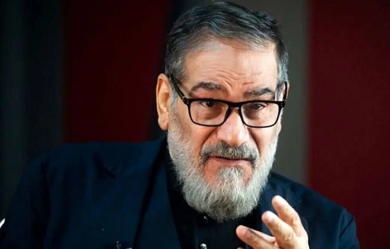 سفر در زمان| «شمخانی» با لباس عربی در مراسم افطاری در اهواز؛ سال 1402