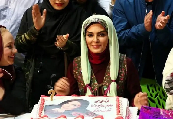 عکس| سفر زمان؛ «سارا خوئینیها» با سبیل و کلاه در کنار «امیرحسین رستمی»