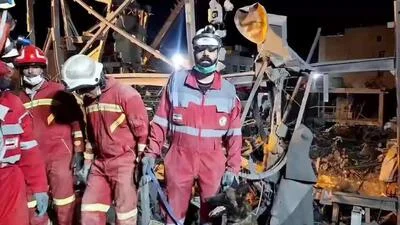 ویدئو| نجات کودک خردسال از زیر آوار حملات هوایی رژیم صهیونیستی و آمریکا با تلاش آتش‌نشانان