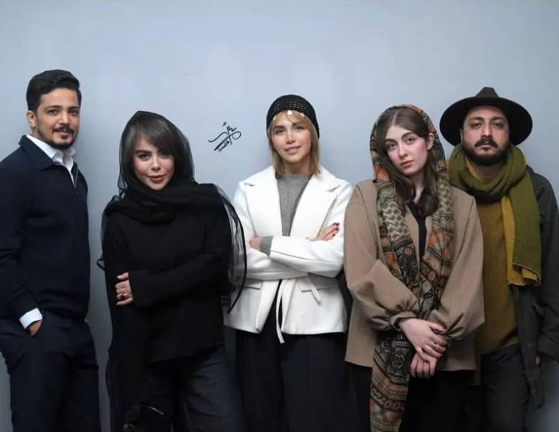 نگاهی به تیپ و استایل جدید خانم بازیگران جوان در پشت صحنه نمایش «جشن»/ الیکا ناصری، الهام اخوان،مجید نوروزی و...