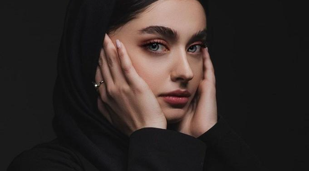 بیوگرافی کیمیا حسینی / یک زن ایرانی در میان ۱۰۰ زن زیبای جهان + عکسهای جذابش