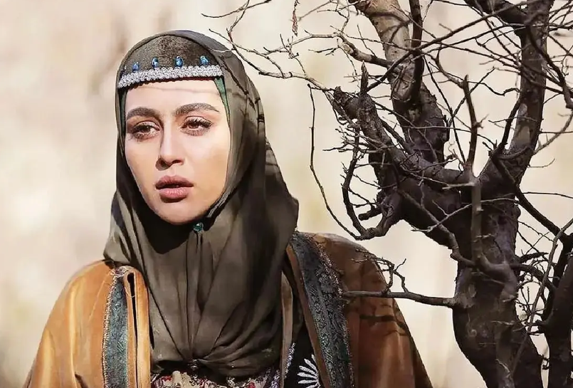 عکس| سفر در زمان؛ «میترا رفیع» در 29 سالگی و در کنار مادرش؛ سال 1402