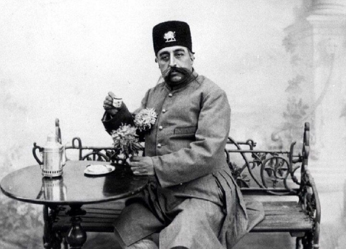 مظفرالدین‌شاه در حال نوشیدنی آب معدنی در فرانسه/عکس