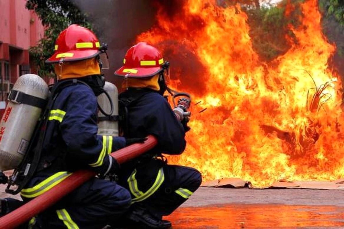 آتش‌سوزی در یک مجتمع تجاری شهر میانه خاموش شد/ سه ایستگاه آتش نشانی وارد عمل شدند