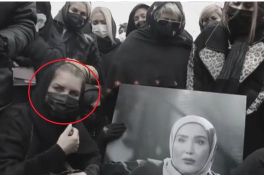 (عکس) تصاویری از حضور رعنای سریال دلنوازان در مراسم خاکسپاری دخترش ستایش