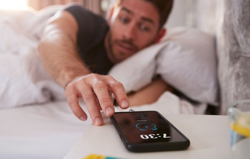 چرا قبل از اینکه ساعت زنگ بزند، از خواب بیدار میشویم؟