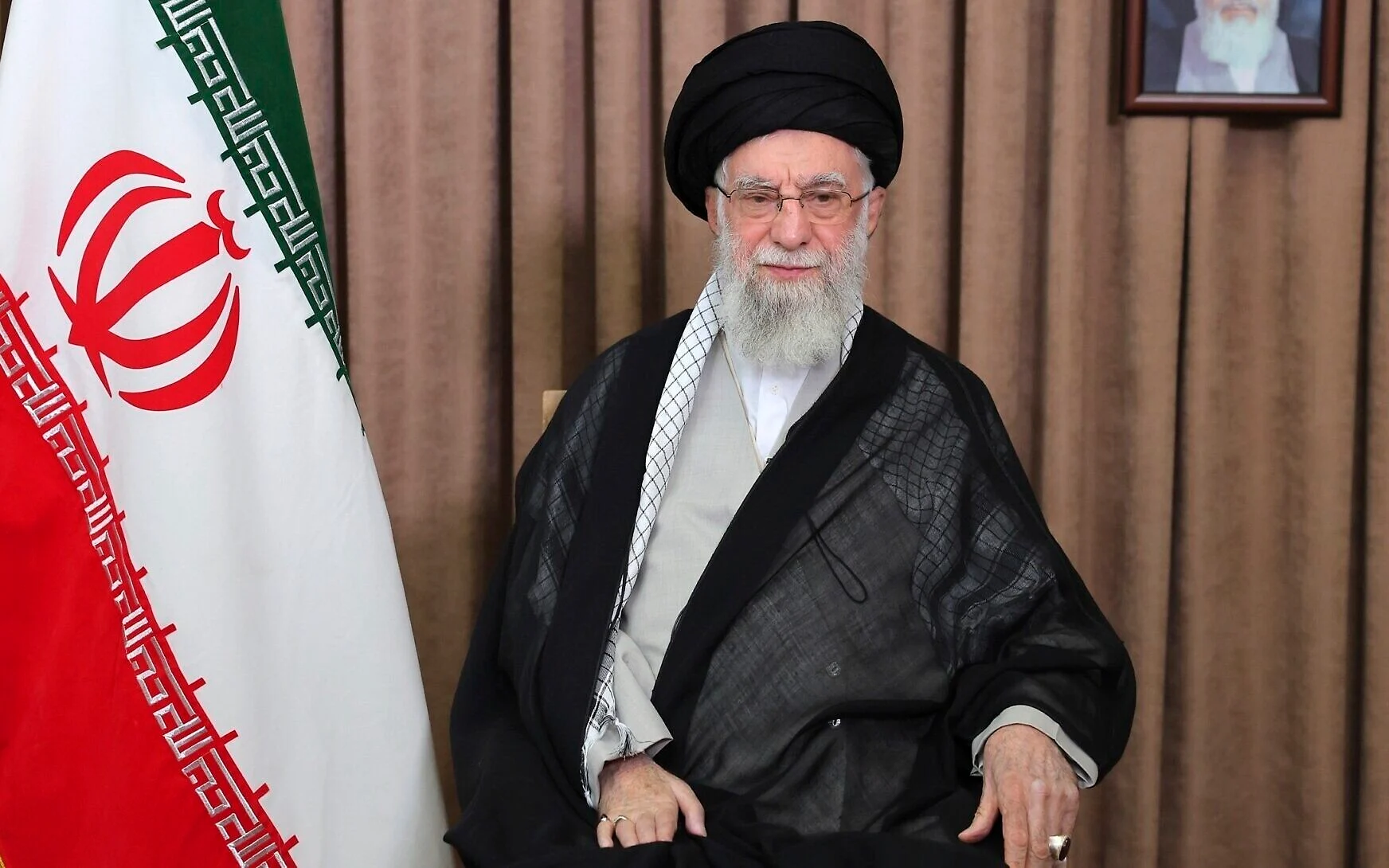 نوه های رهبر شهید انقلاب در کدام بیمارستان ها به دنیا آمدند؟/ دستجردی: ۱۱ نوه رهبر شهید را من به دنیا آوردم+ فیلم