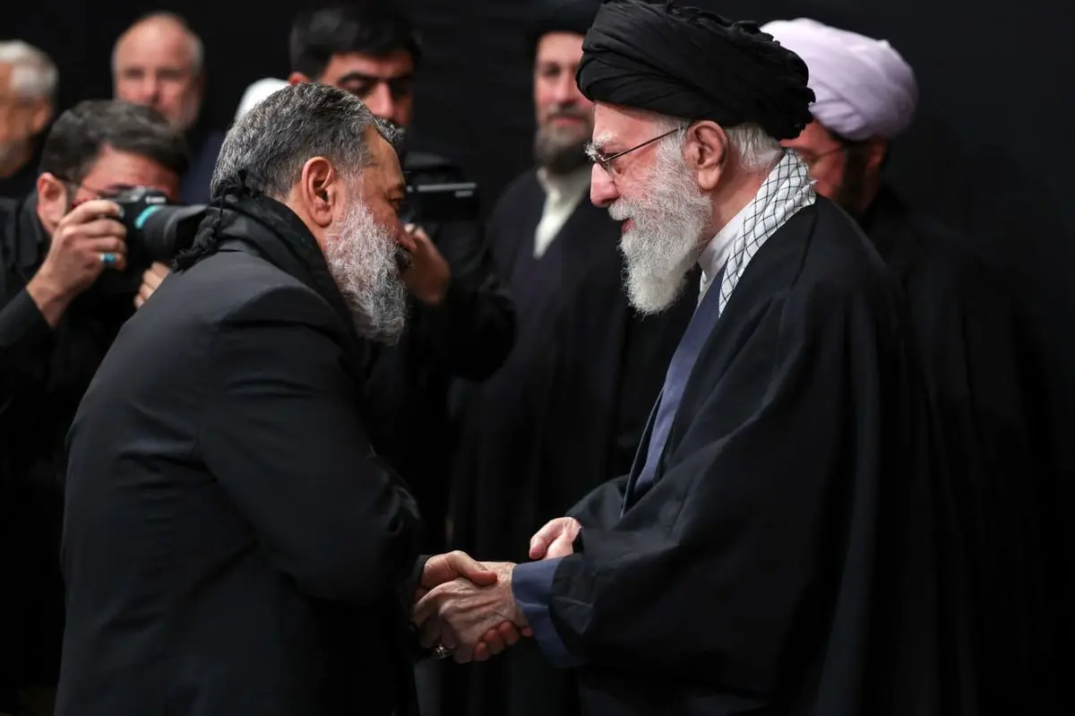 تصاویر احوالپرسی محمود کریمی با فرزندان رهبر شهید