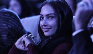 استایل پینترستی ترلان پروانه با یک کاپ قهوه