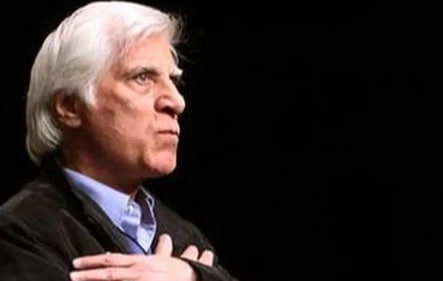 عکس/ نگاهی به میز عرای اصیل ایرانی بهرام بیضایی در آمریکا / از عکس های دوران جوانی اش تا ترمه ایرانی و گل های سفید رنگ !