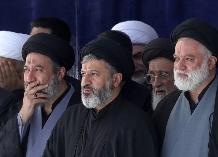 حضور فرزندان رهبر شهید در مراسم وداع پدر / حجج اسلام مصطفی، مسعود و میثم خامنهای