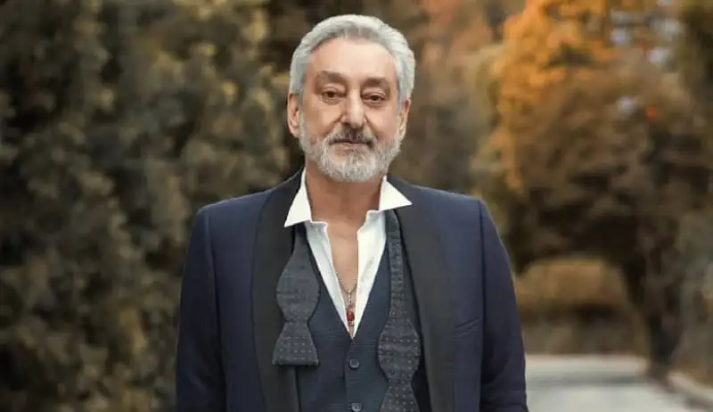 خانه مینیمال ابی در لس‌آنجلس؛ دکوراسیونی مدرن و آرام در کنار لحظات شیرین با نوه‌اش