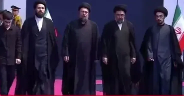 فیلم سید حسن، سید یاسر و سید علی خمینی در مراسم وداع رهبر شهید انقلاب