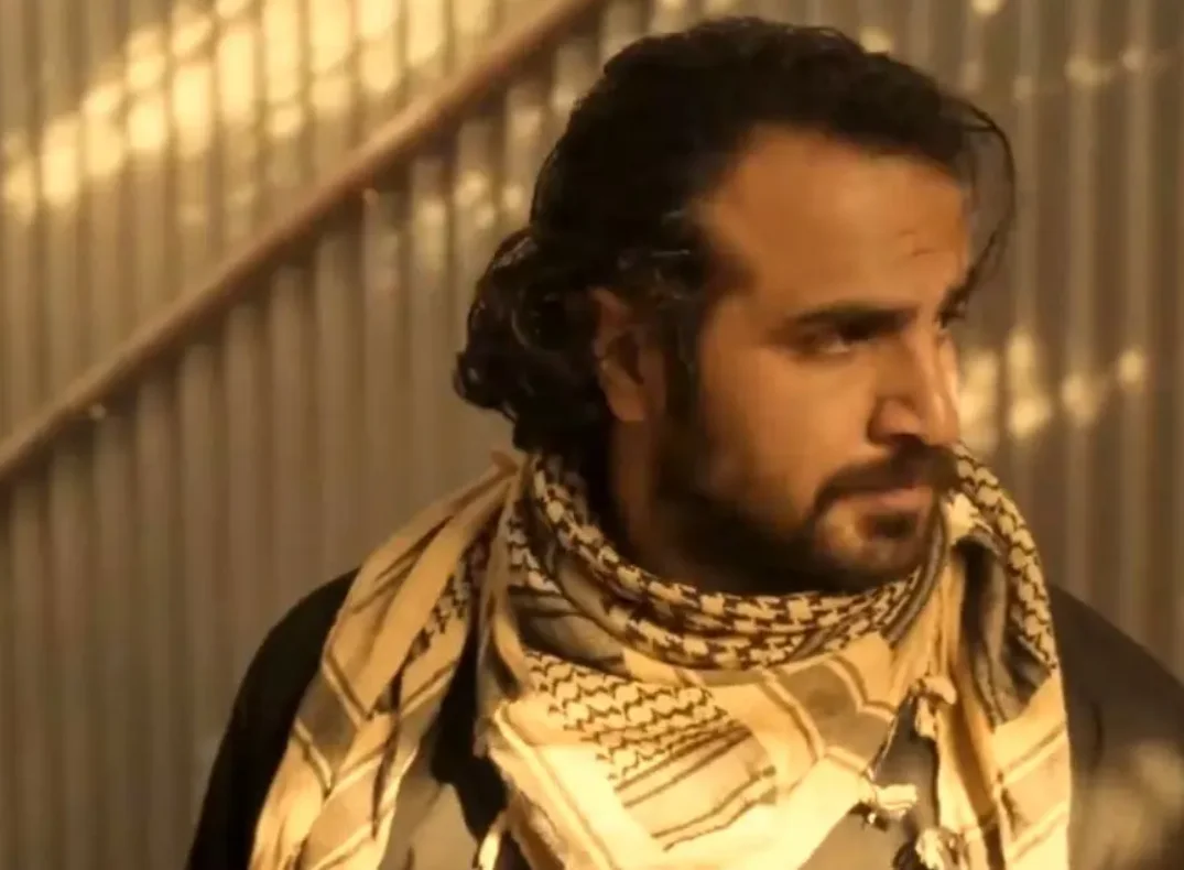 سفر در زمان | «دکتر انوری» سریال بیگانگان در حال پینت بال بازی کردن؛ سال 1404