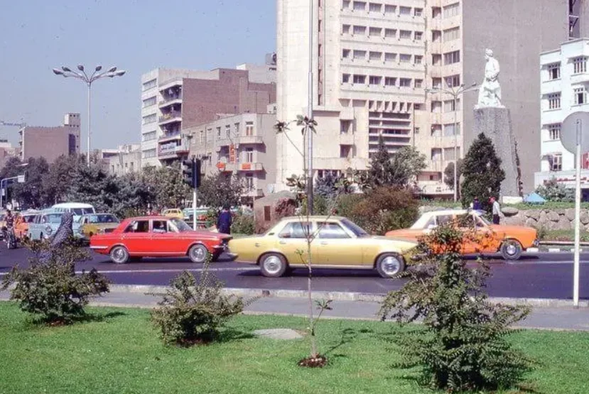 سفر در زمان | نگاهی به تهران قدیم؛ از بانک ملی تا میدان فردوسی سال 1353