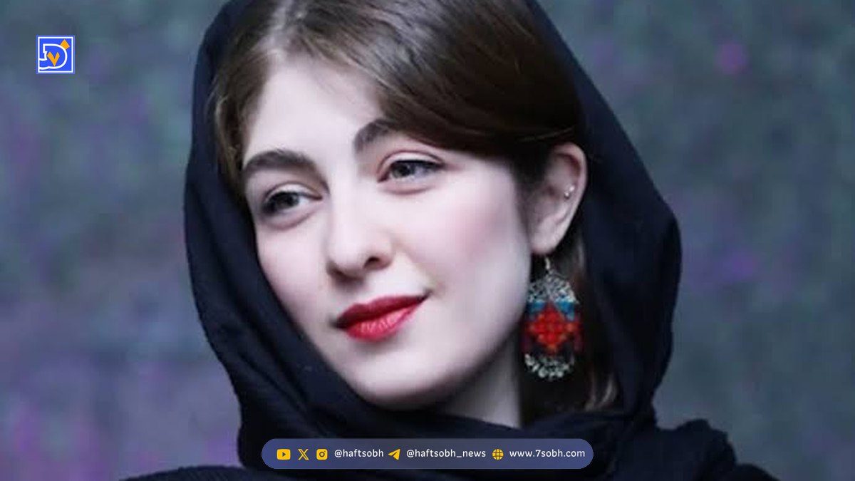 استایل گرم و دلنشین الیکا ناصری بازیگر چشم رنگی “سریال مو به مو” در پشت صحنه یک نمایش