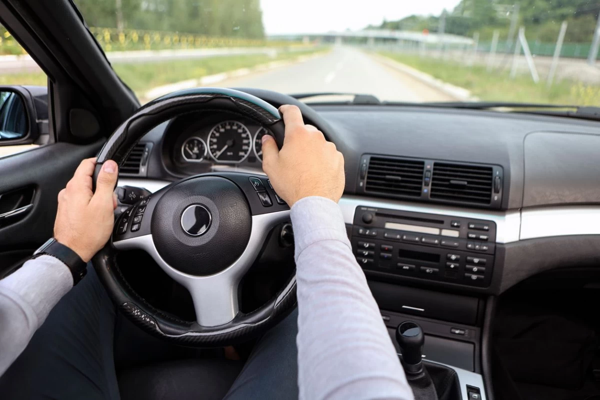 چرا فرمان خودروها در وسط قرار ندارد؟