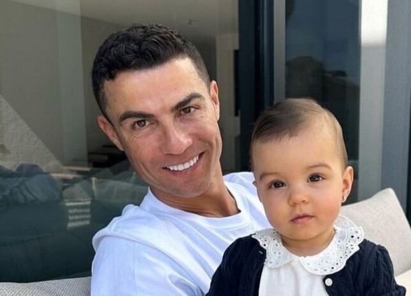 نگاهی به گوشواره های شیک و دلربای دختر کوچولوی جورجینا و رونالدو/ چقدر زیبا و نازه+عکس