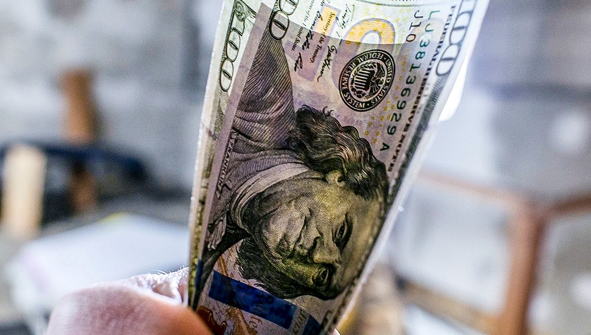 قیمت دلار امروز چهارشنبه 24 دی 1404 / عقب‌نشینی دلار تا 142 هزار تومان + جدول